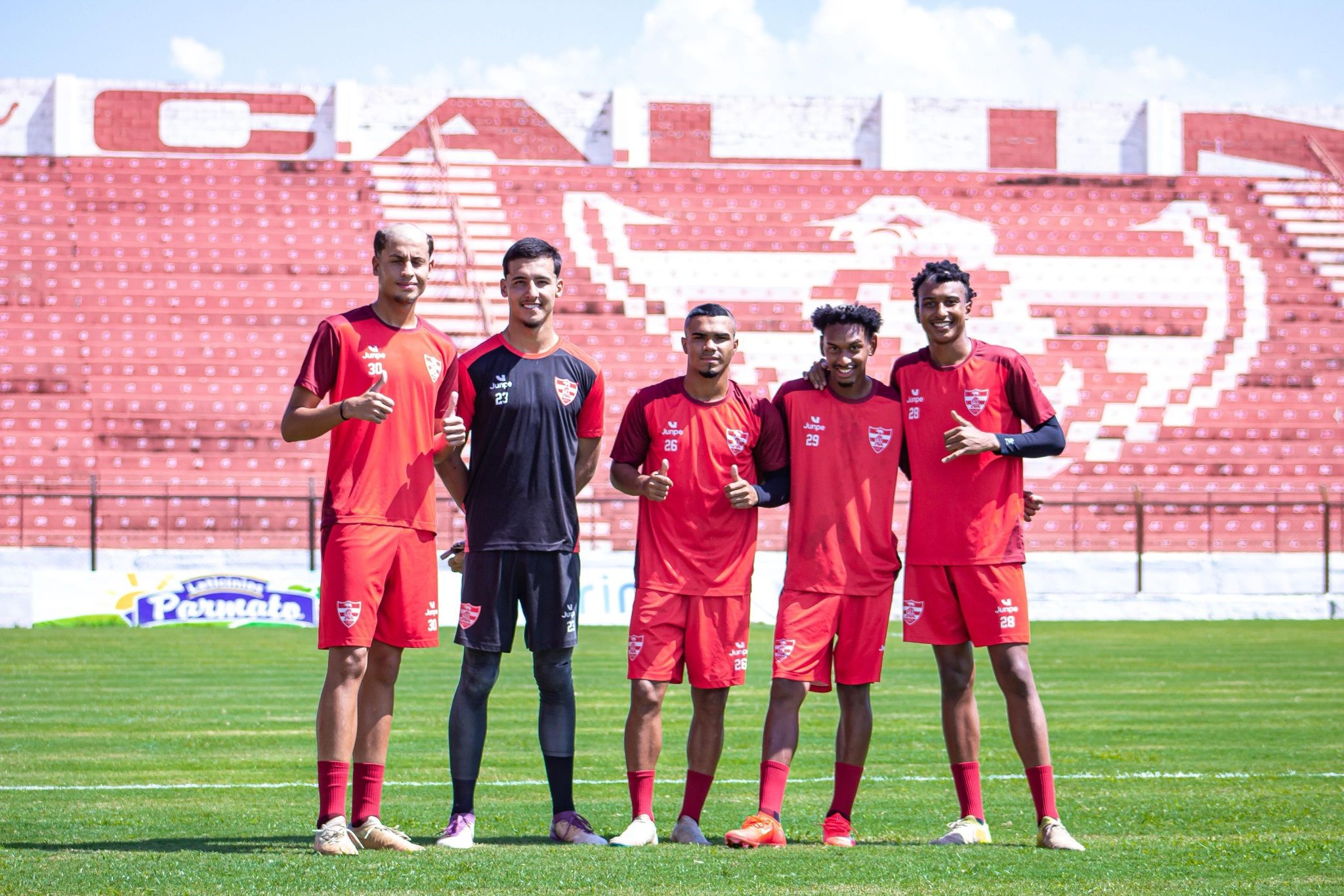 Linense promove cinco atletas da base para o profissional.